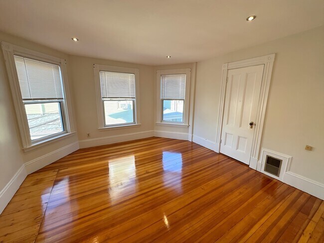 Building Photo - 17 Upham St