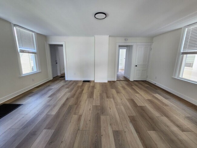 Foto del edificio - Spacious 4-bedroom house in Hamilton available mid-May