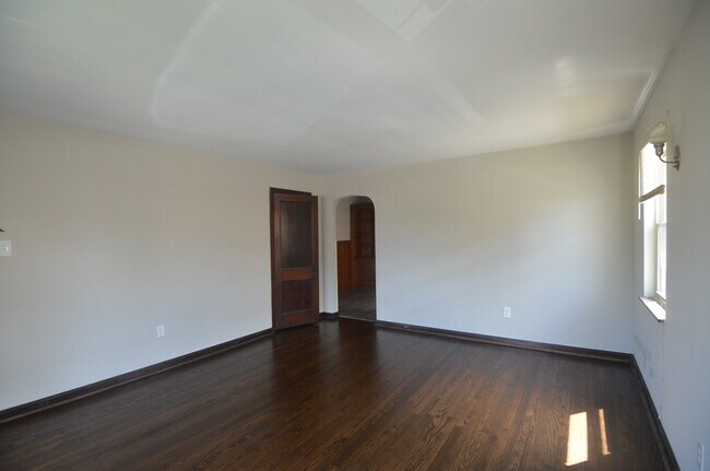 Building Photo - 7456 Edgemont Rd