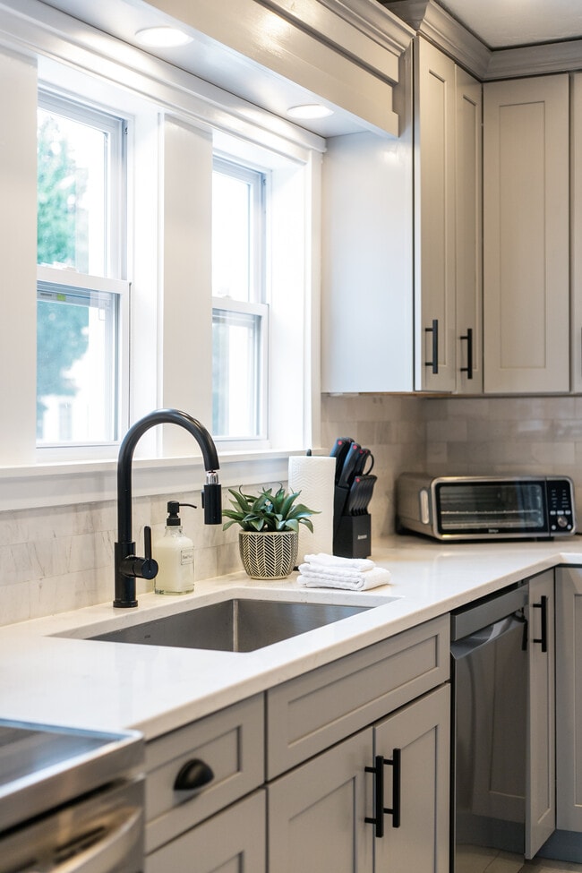 Foto del edificio - 431 E Summer St