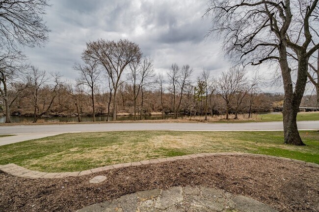 Building Photo - 923 Edgewater Dr