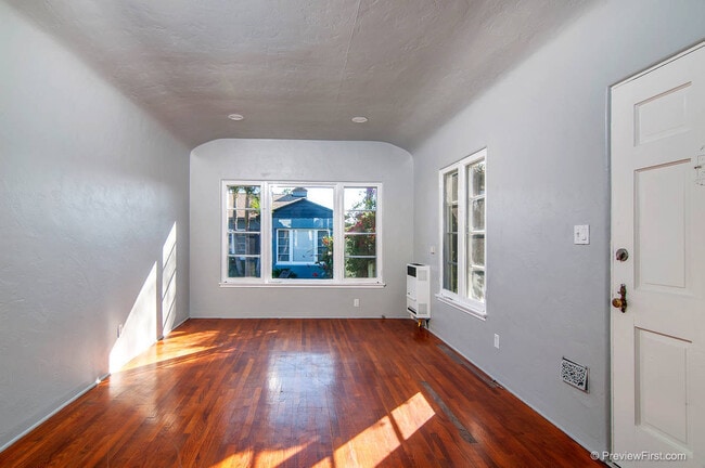 Building Photo - Cozy 1 Bedroom Bungalow with Reserved Park...