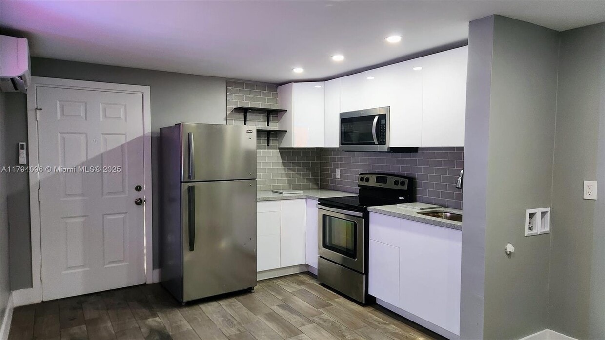 Foto principal - 2489 SW 11th St