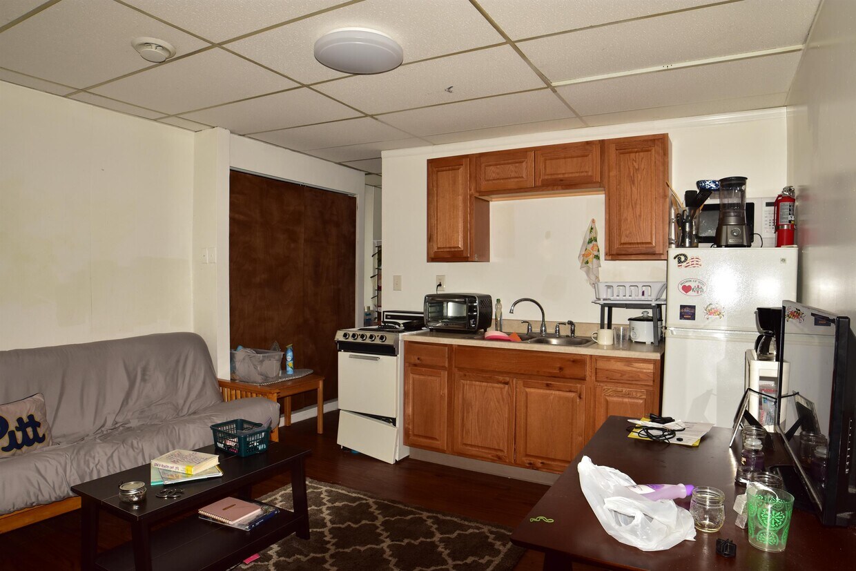 Primary Photo - 221 Atwood St