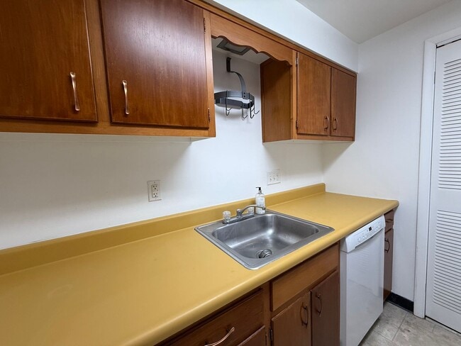Building Photo - Downtown One Bedroom Apartment - Most Util...