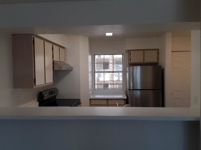 De sala de estar a cocina - 2076 Mesquite Ln
