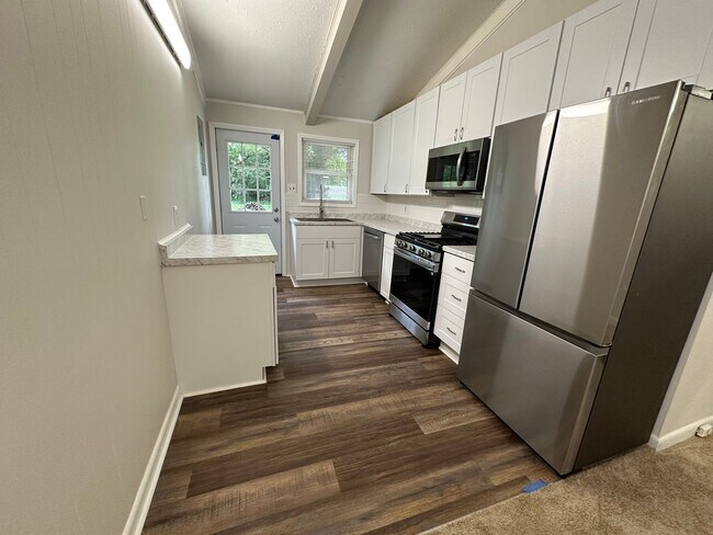 Building Photo - 2b/1b Duplex