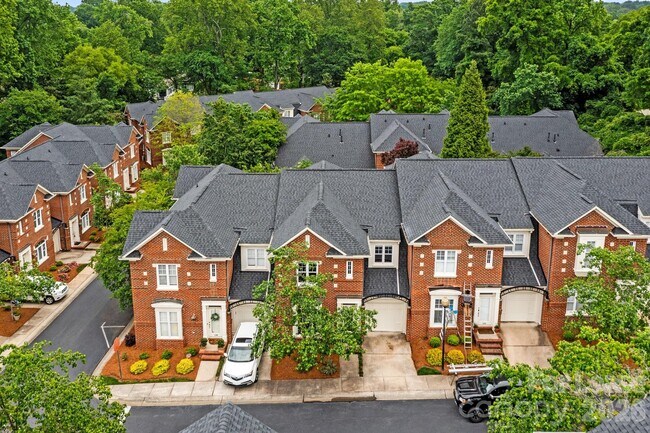 Foto del edificio - 1192 Hampton Gardens Ln