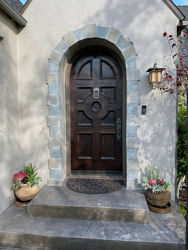 Foto principal - 6101 Del Valle Dr