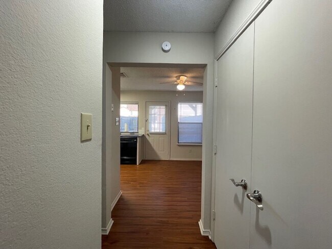 Foto del edificio - 221 Meadow Ct