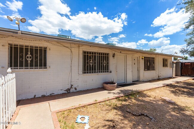 Building Photo - 2226 W Heatherbrae Dr