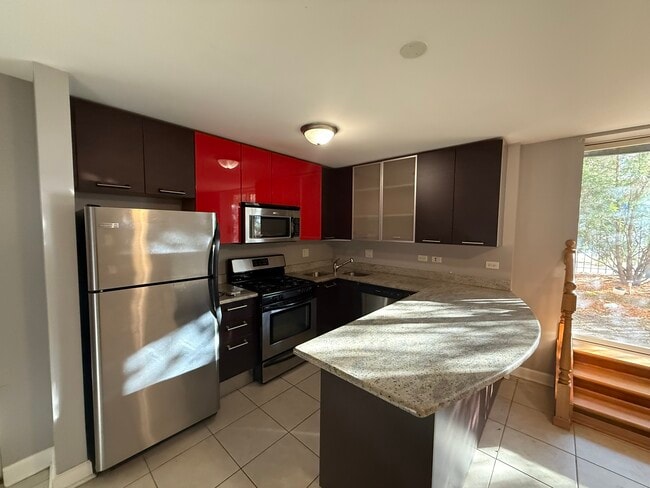 Building Photo - 6954 N Greenview Ave