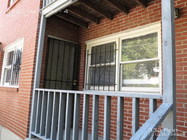 Building Photo - Cute apartment with hardwood floors!