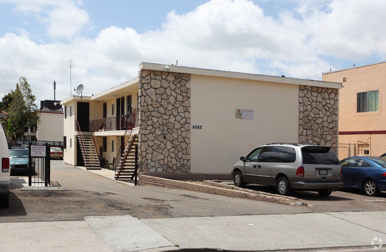 Foto principal - 4282 Menlo Ave