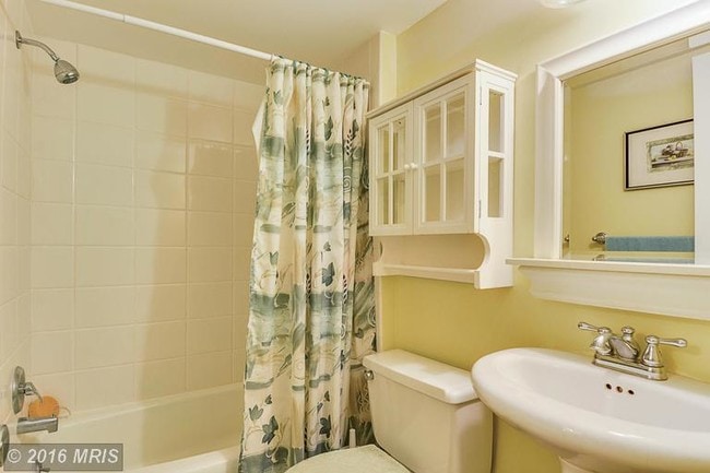 Full Bathroom - 7621 Carteret Rd