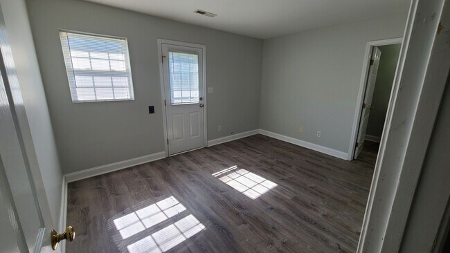 Building Photo - Cozy apartment