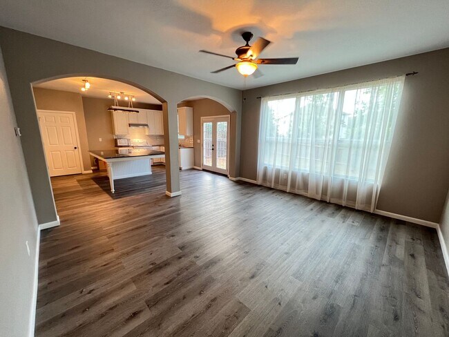 Building Photo - BEAUTIFUL 4 BEDROOM 2.5 BATH NEAR RANDOLPH...