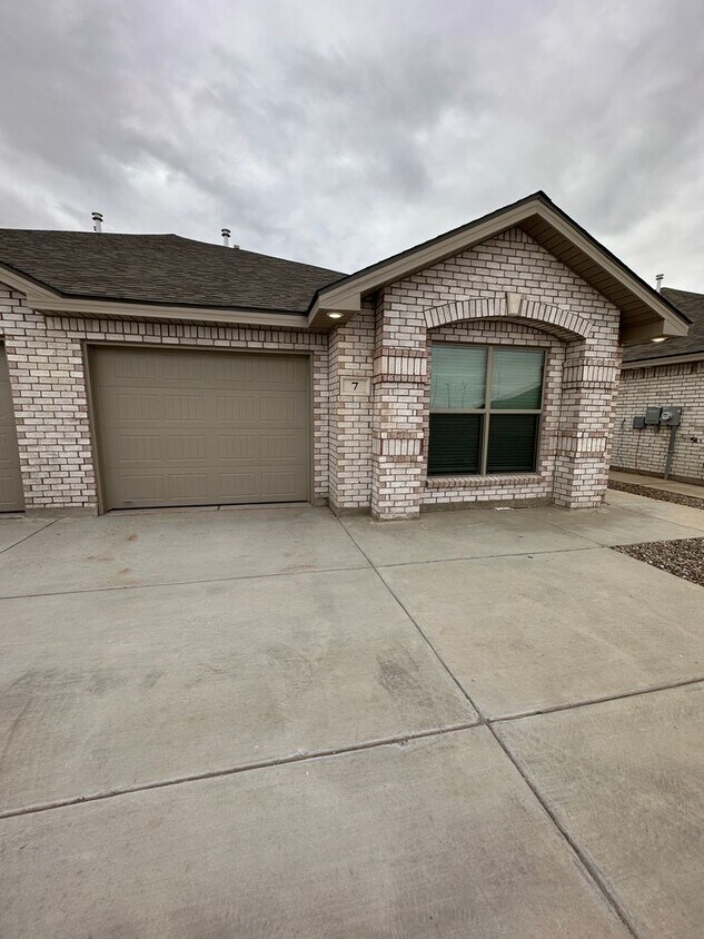 Foto principal - New townhome for rent