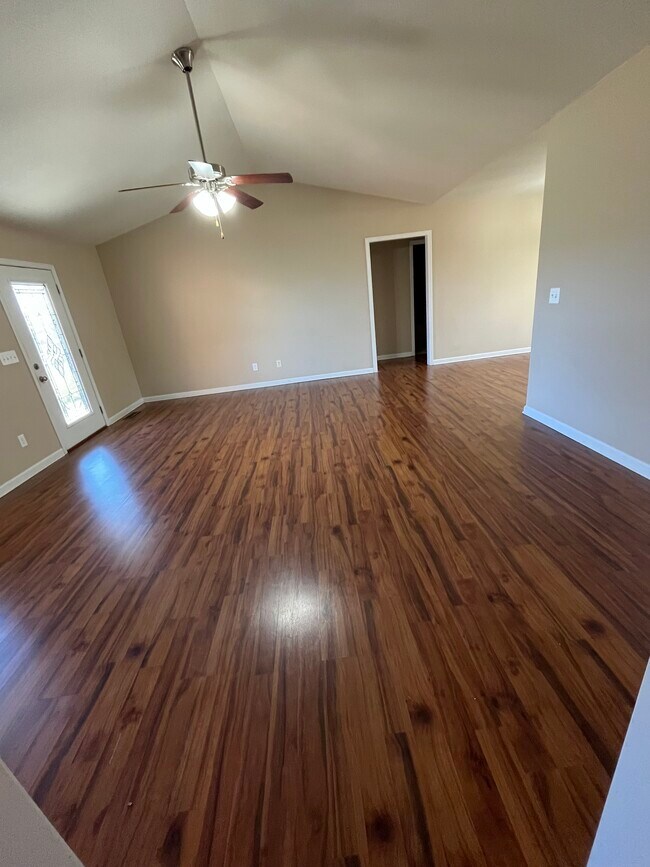 Foto del edificio - 1434 Benjamin Blvd