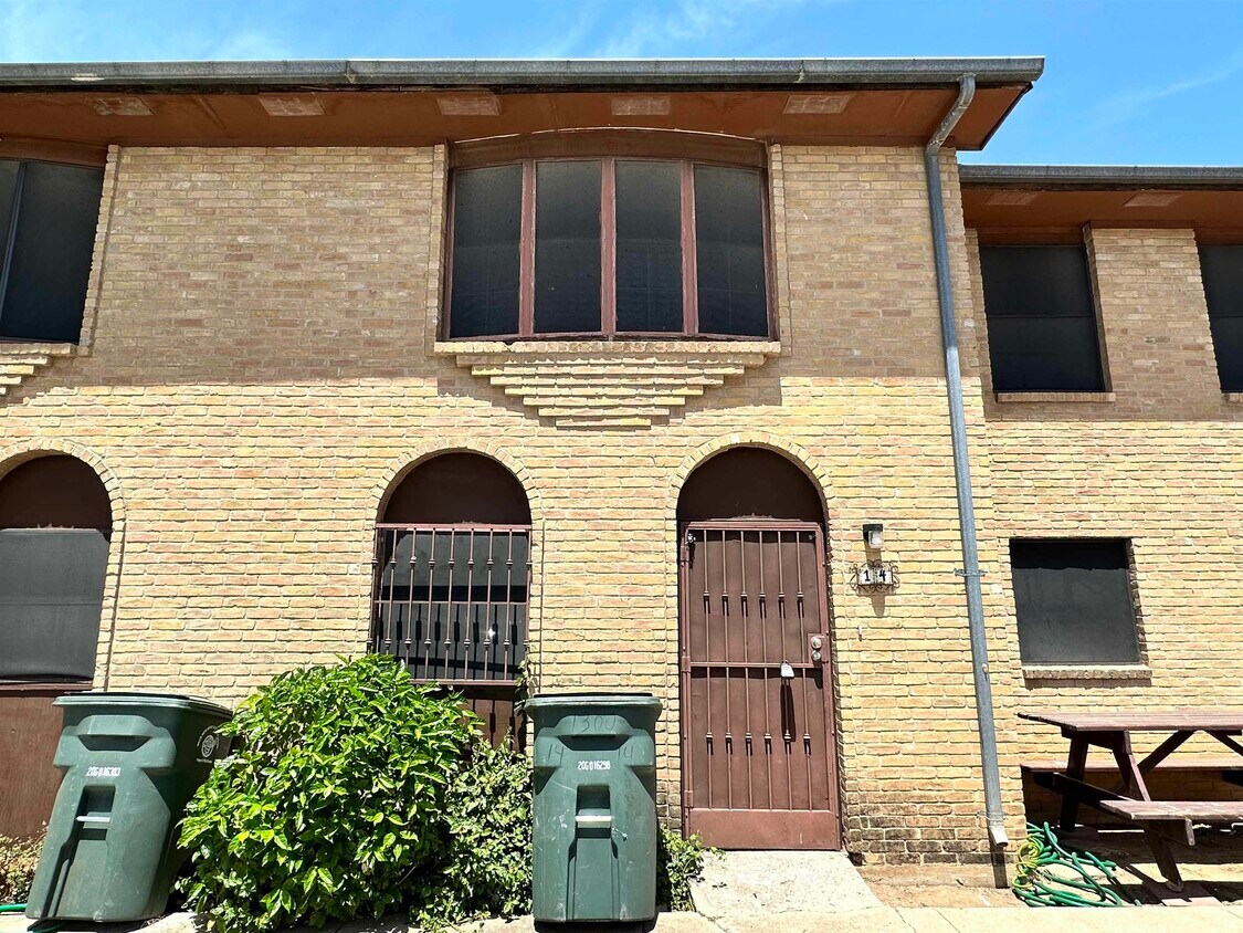 1300 Hillside Rd Unit 14, Laredo, TX 78041 Condo for Rent in Laredo