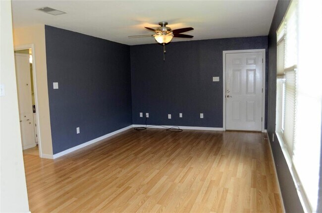 Building Photo - 2450 Ashdale Dr