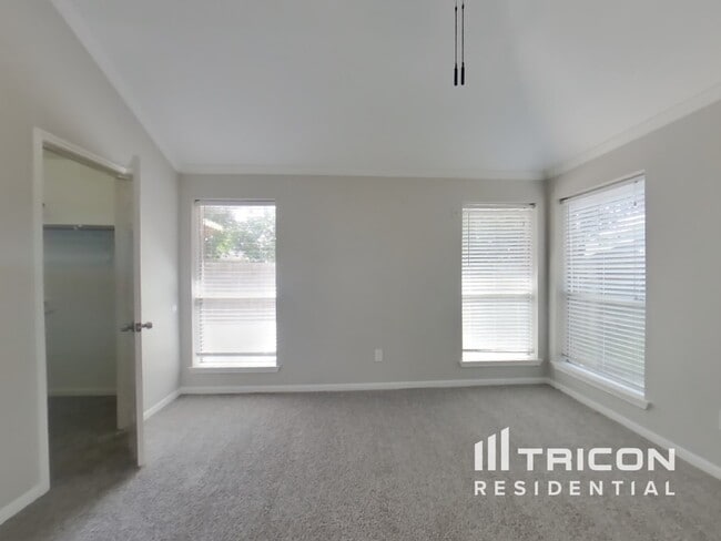Building Photo - 10326 Emerald Oaks Dr