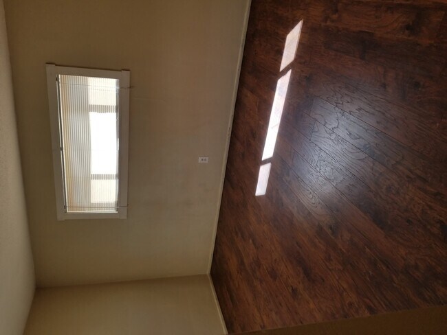 Foto del edificio - Ready just in time to garden!