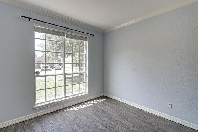 Foto del edificio - 7810 Duchess St