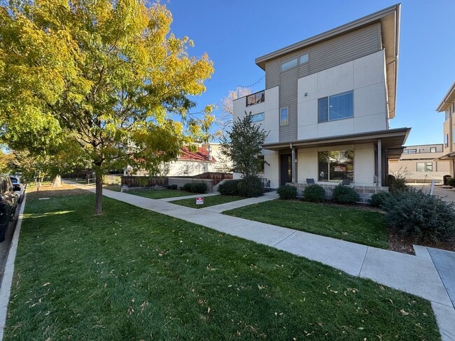 Foto del edificio - Stunning Townhome In Jefferson Park