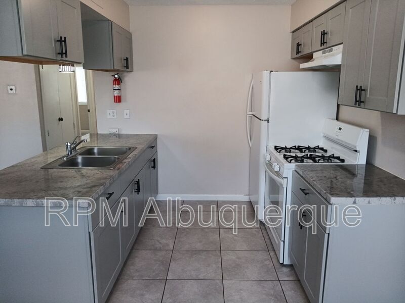 Foto principal - 320 Grove St NE