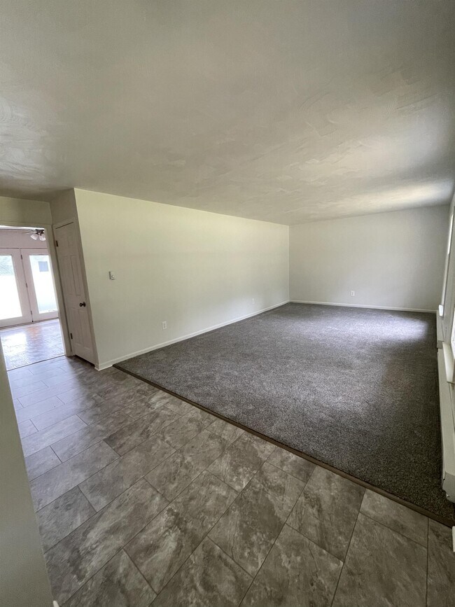 Building Photo - 985 Woodson Rd