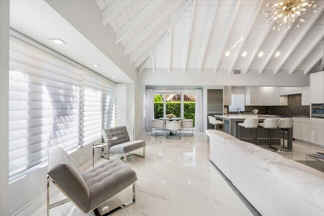 Foto del edificio - 1371 Lands End Rd