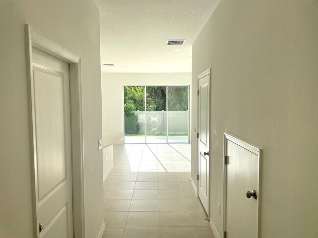 Foto del edificio - 3 Bedroom , 2.5 Bathroom For Rent By Owner