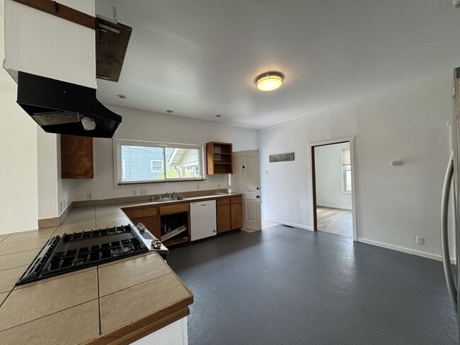Building Photo - 2 BD 1 BA home with easy transit