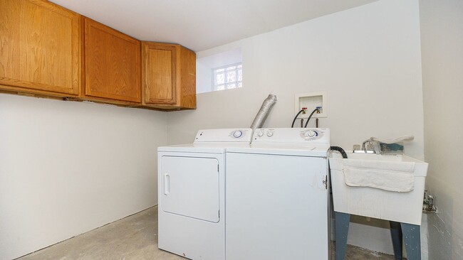 Community Laundry room - 624 S Oakley Blvd