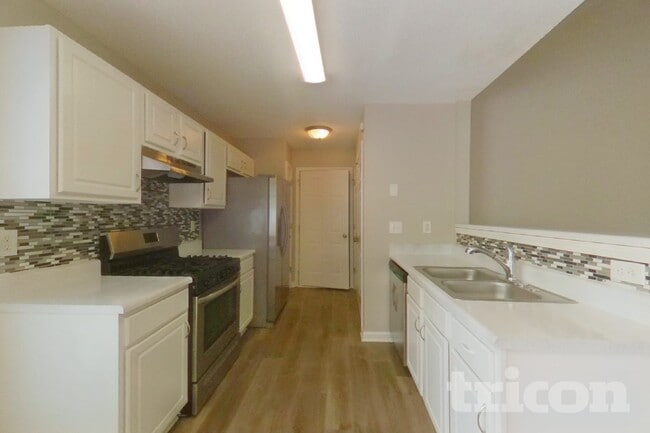 Building Photo - 4050 Monarch Dr