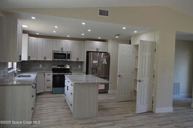 Foto del edificio - 4440 Sherwood Dr