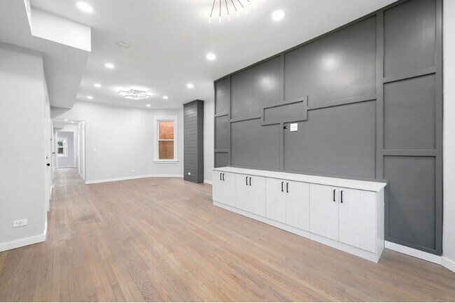 Building Photo - 1518 W Melrose St