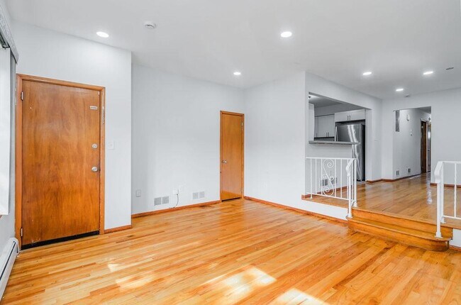 Foto del edificio - 145 Hobart Ave