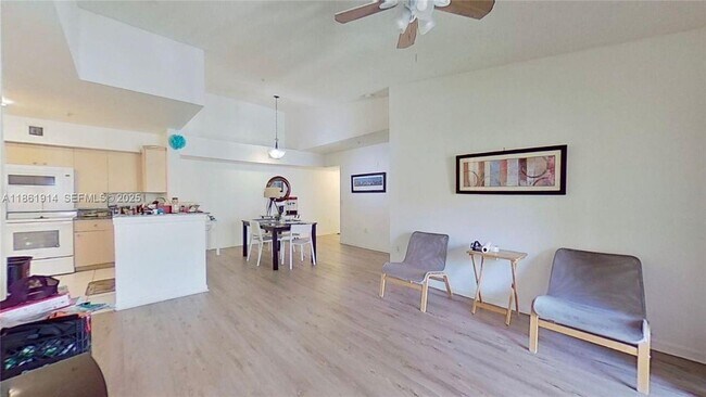 Foto del edificio - 2451 Centergate Dr