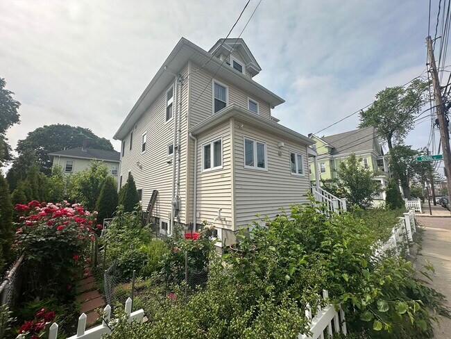 Building Photo - 62 Antwerp St