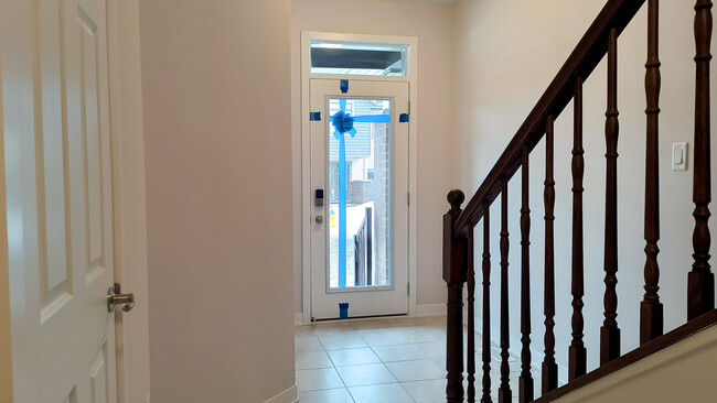 Building Photo - Bright and spacious 3-bedroom, 2.5-bathroo...