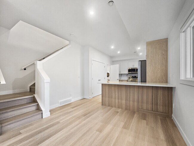 Photo du bâtiment - 6123-6133 33 Ave NW