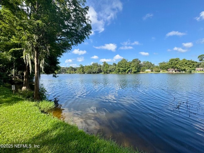 Foto del edificio - 1692 E Holly Oaks Lake Rd