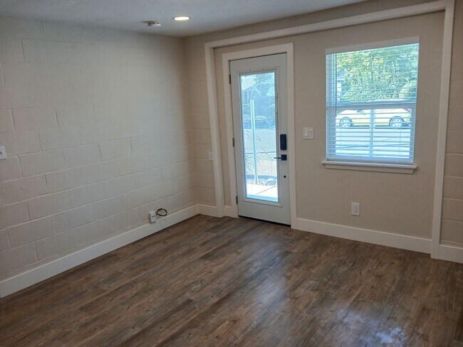 Foto del edificio - 2 Bedroom Available July 1st Located in Central Davis