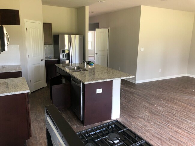 Building Photo - 5401 Greenridge Ln