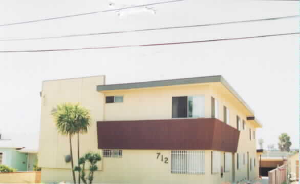 Building Photo - 712 W Beach Ave