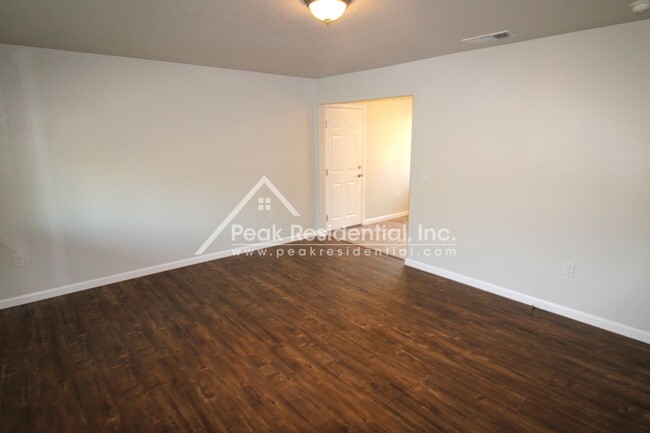 Building Photo - Updated 2bd/1ba Orangevale Duplex with Gar...