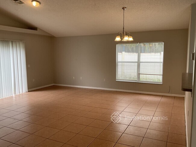 Building Photo - 323 Shady Oak Loop