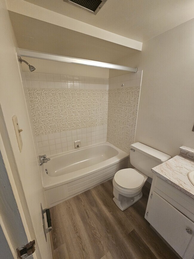 Photo du bâtiment - 10327-10107 107 Ave